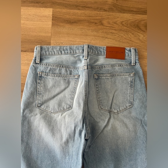 Lucky Brand Woman’s High Rise Mom Jeans – Size 6/28, Light Wash- Like New - Picture 7 of 7